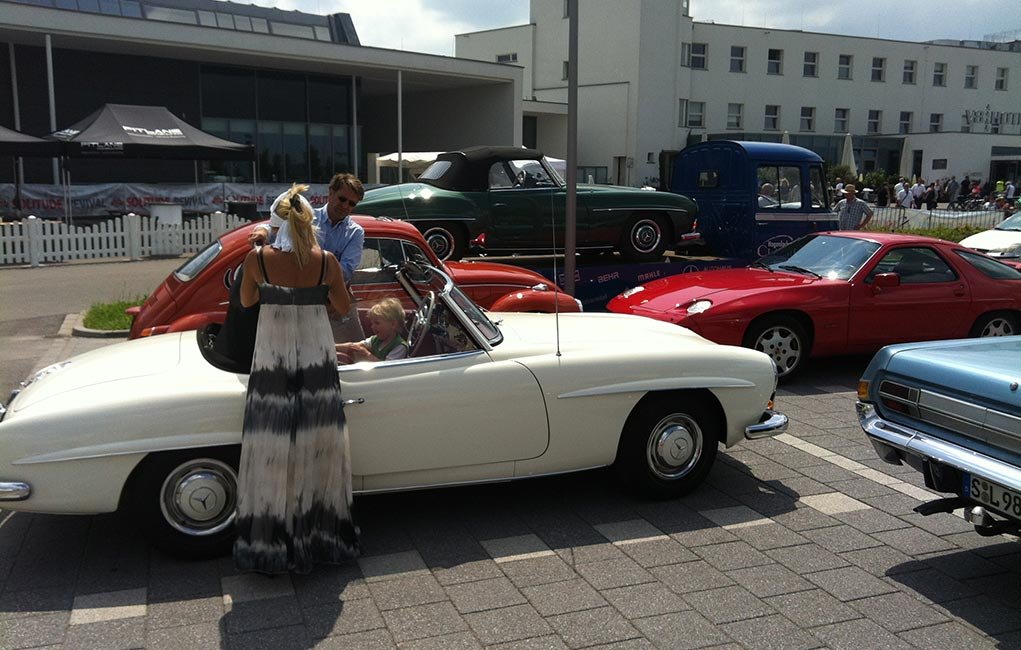 Festival visitors arriving with cars on trailers in Böblingen