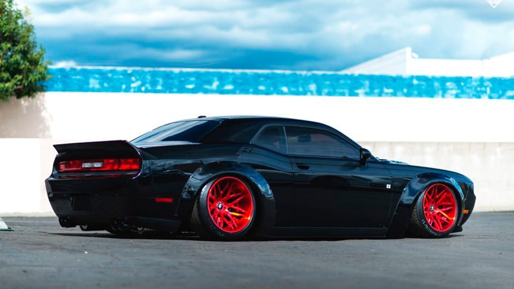 Liberty Walk Dodge Challenger SRT8