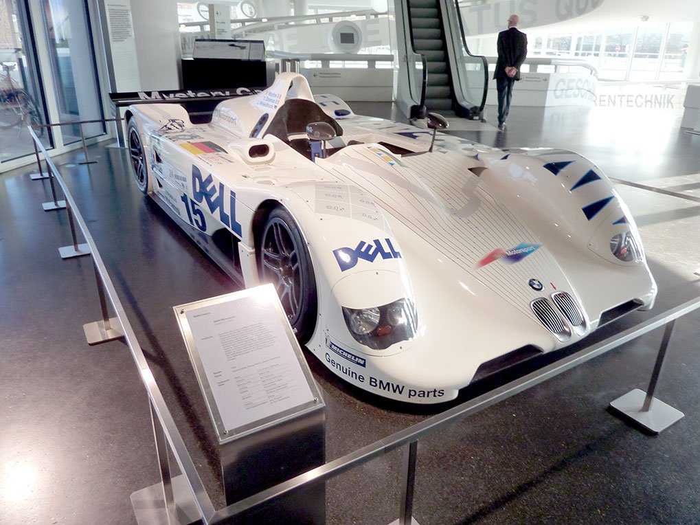 Puzzle graphics on the body of the BMW V12 LMR