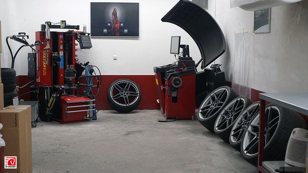 Wheel and tire service area at the Novitec headquarters