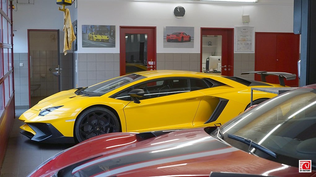 Center-lock wheel developed in collaboration with Novitec and Vossen for the Aventador SV