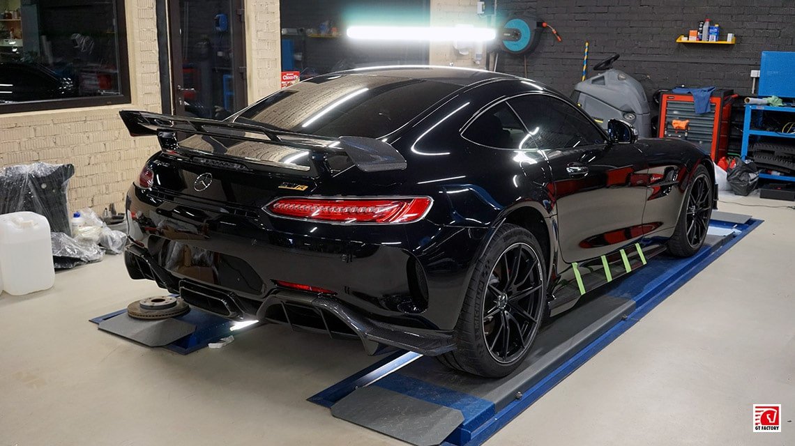 Mercedes-Benz AMG GT-R монтаж накладок порогов Renntech