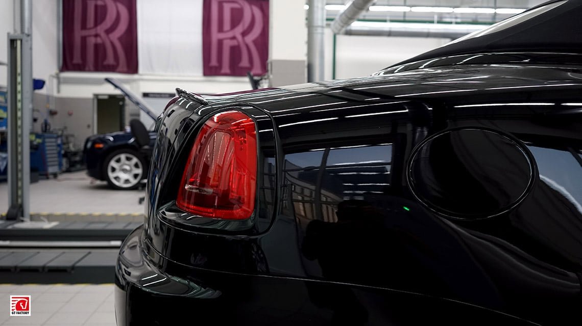 Mansory лип спойлер установлен на RR Dawn